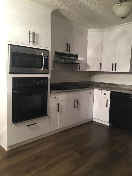 Renovated 4 Bedrooms 20 Sleeps Shopping Mall Holiday home
