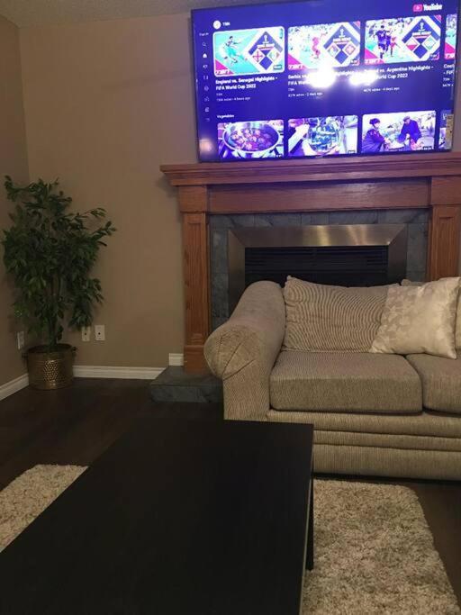 Renovated 4 Bedrooms 20 Sleeps Shopping Mall Holiday home Edmonton
