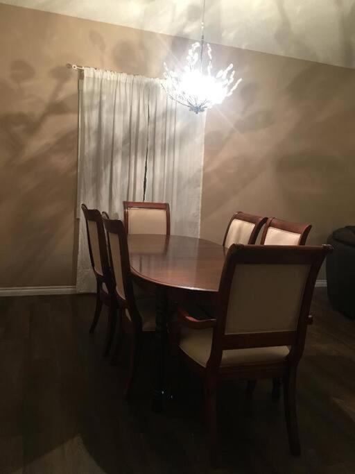 Holiday home Renovated 4 Bedrooms 20 Sleeps Shopping Mall Edmonton