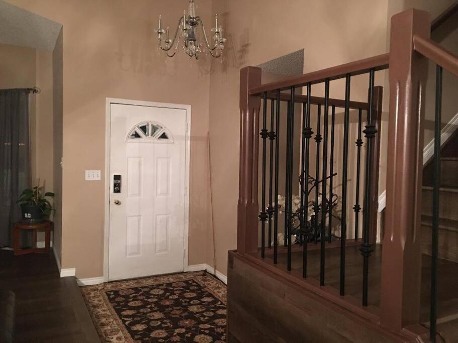 Renovated 4 Bedrooms 20 Sleeps Shopping Mall *