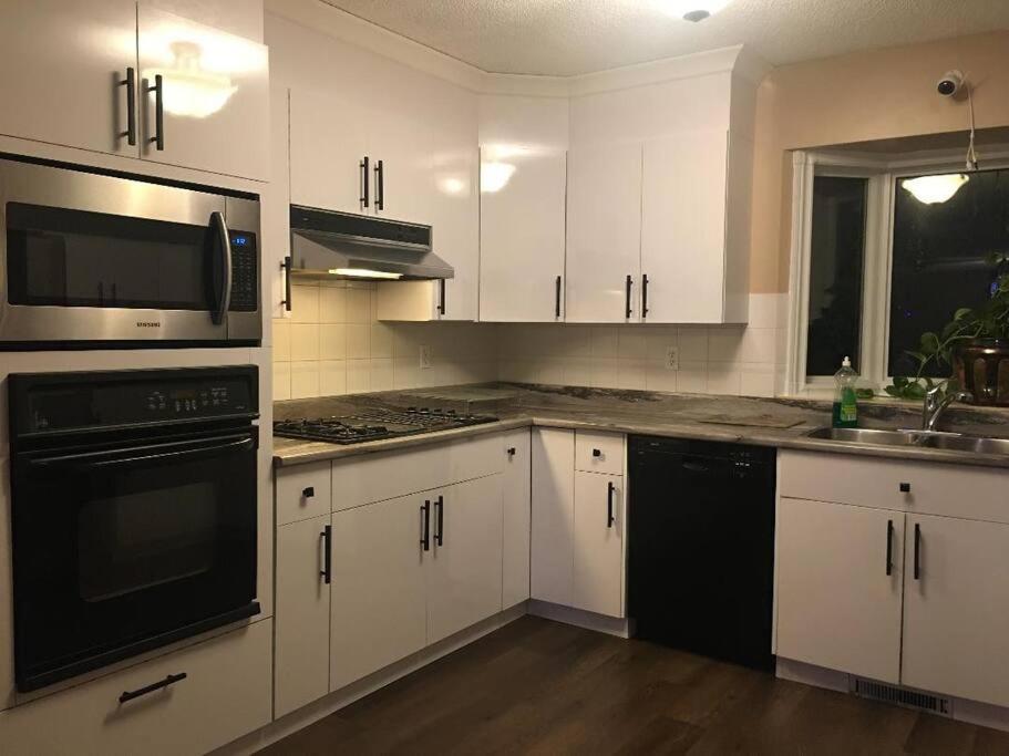 Renovated 4 Bedrooms 20 Sleeps Shopping Mall Edmonton