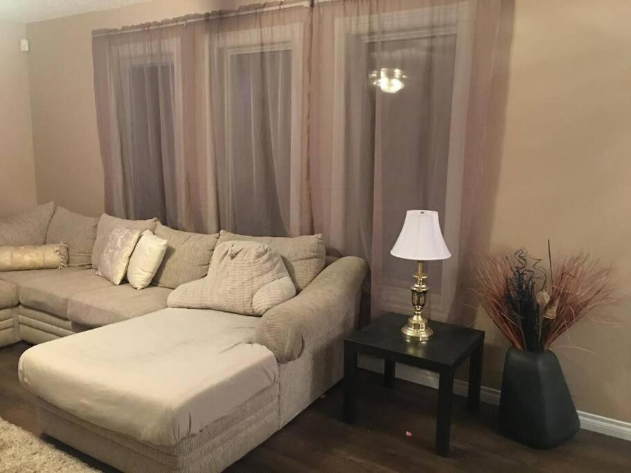Renovated 4 Bedrooms 20 Sleeps Shopping Mall Holiday home Edmonton