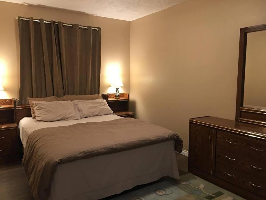 Renovated 4 Bedrooms 20 Sleeps Shopping Mall * Edmonton