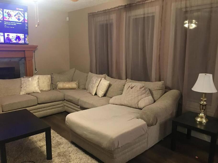 Renovated 4 Bedrooms 20 Sleeps Shopping Mall Holiday home *
