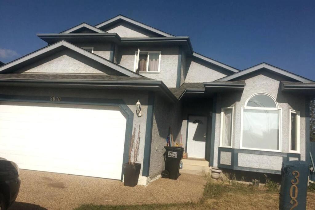 Renovated 4 Bedrooms 20 Sleeps Shopping Mall * Edmonton