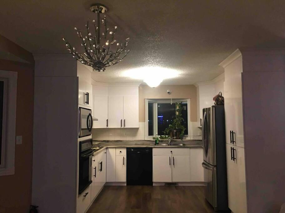 Holiday home Renovated 4 Bedrooms 20 Sleeps Shopping Mall *