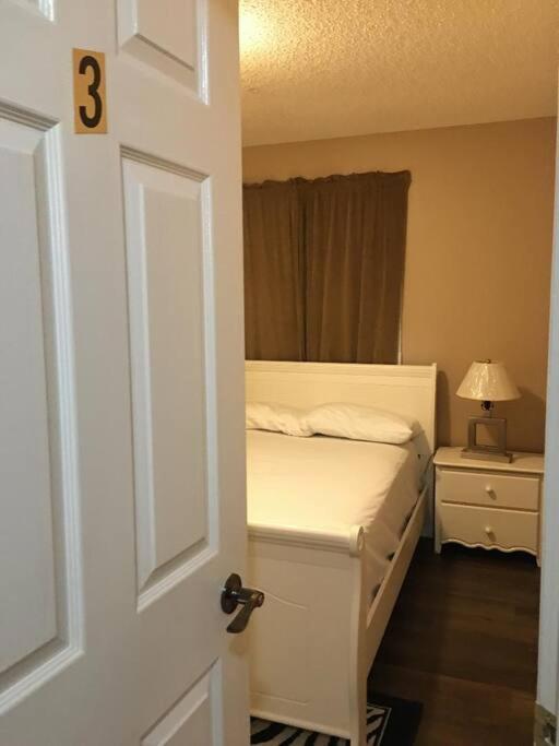 Renovated 4 Bedrooms 20 Sleeps Shopping Mall *