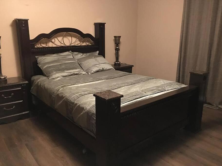 Renovated 4 Bedrooms 20 Sleeps Shopping Mall Holiday home Edmonton