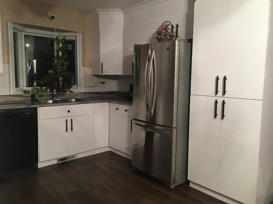 Holiday home Renovated 4 Bedrooms 20 Sleeps Shopping Mall Edmonton