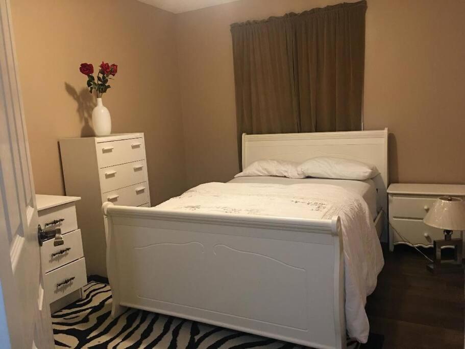 Renovated 4 Bedrooms 20 Sleeps Shopping Mall *