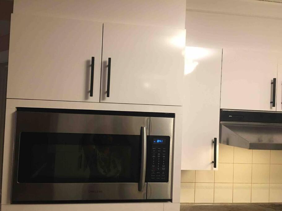 Renovated 4 Bedrooms 20 Sleeps Shopping Mall Holiday home