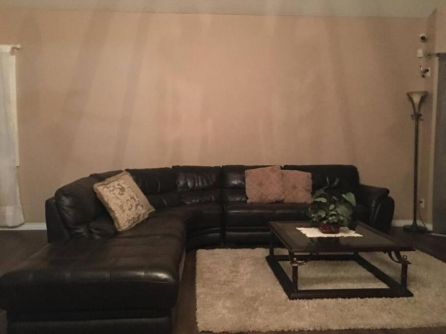 Holiday home Renovated 4 Bedrooms 20 Sleeps Shopping Mall Edmonton