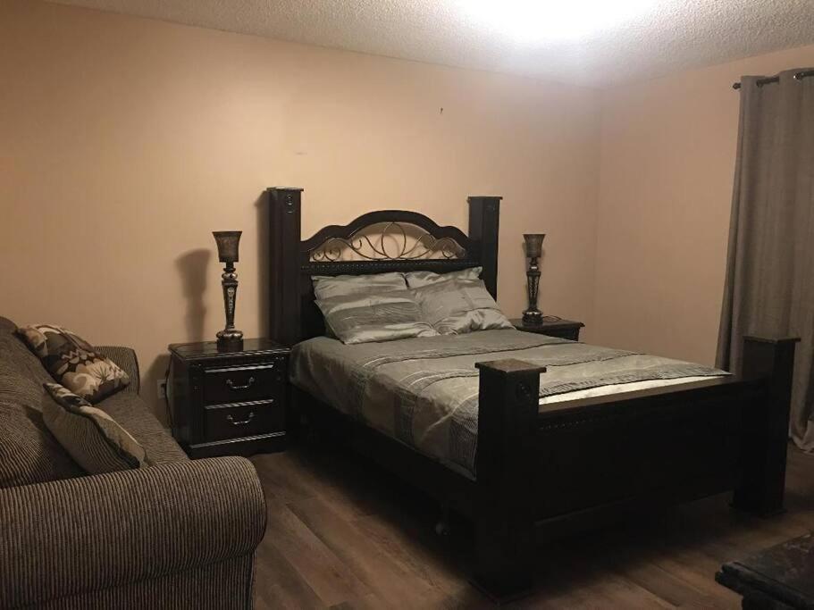 Renovated 4 Bedrooms 20 Sleeps Shopping Mall Edmonton