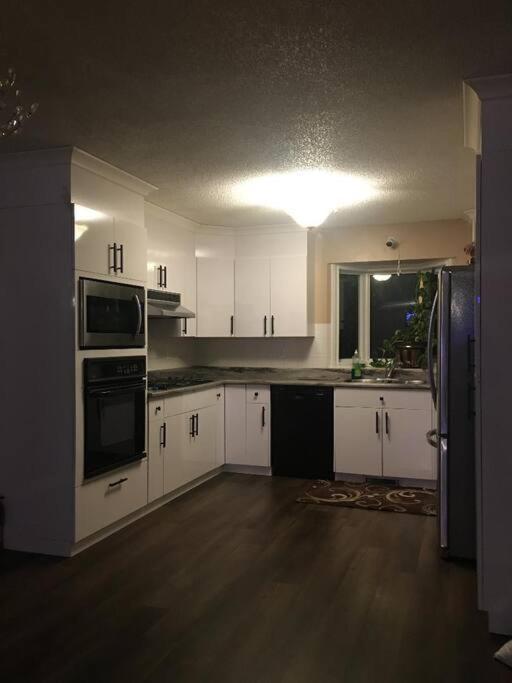 Renovated 4 Bedrooms 20 Sleeps Shopping Mall
