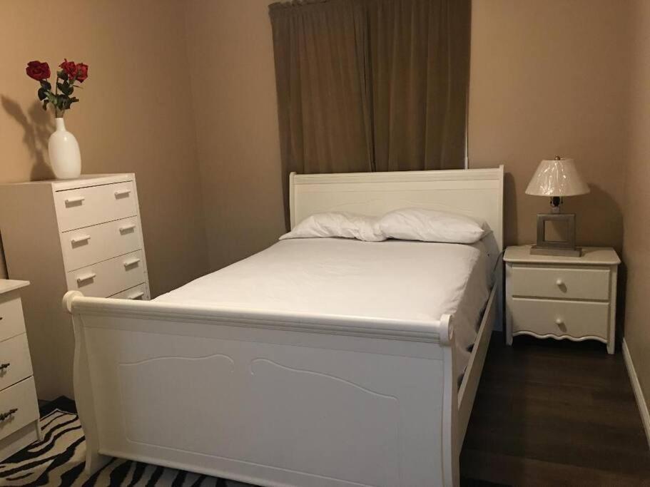 Renovated 4 Bedrooms 20 Sleeps Shopping Mall Holiday home *