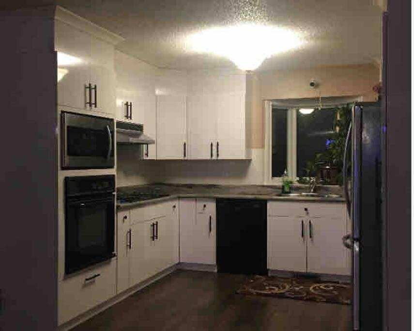 Renovated 4 Bedrooms 20 Sleeps Shopping Mall Holiday home Edmonton