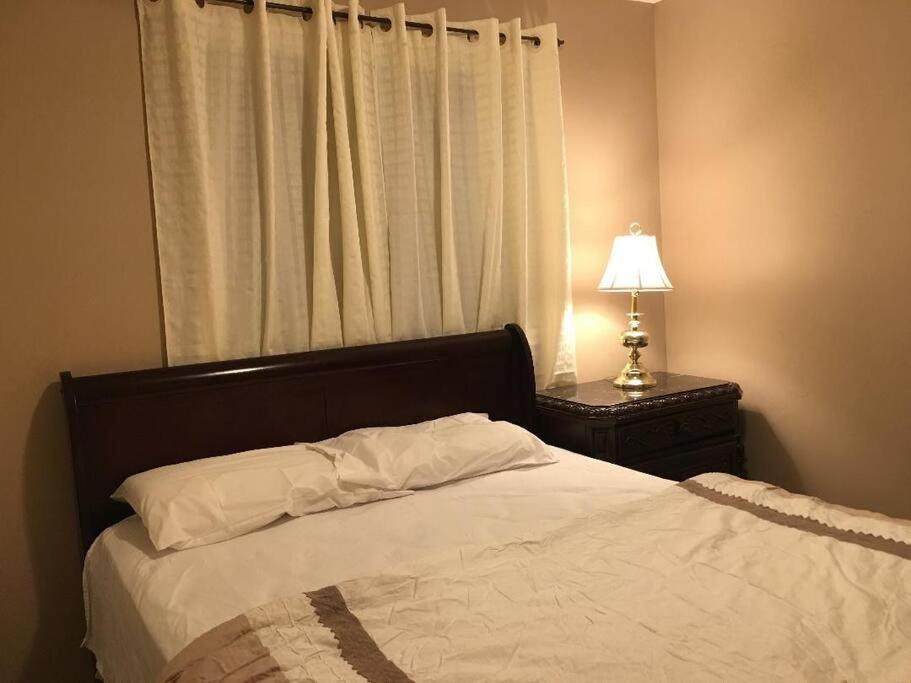Renovated 4 Bedrooms 20 Sleeps Shopping Mall *