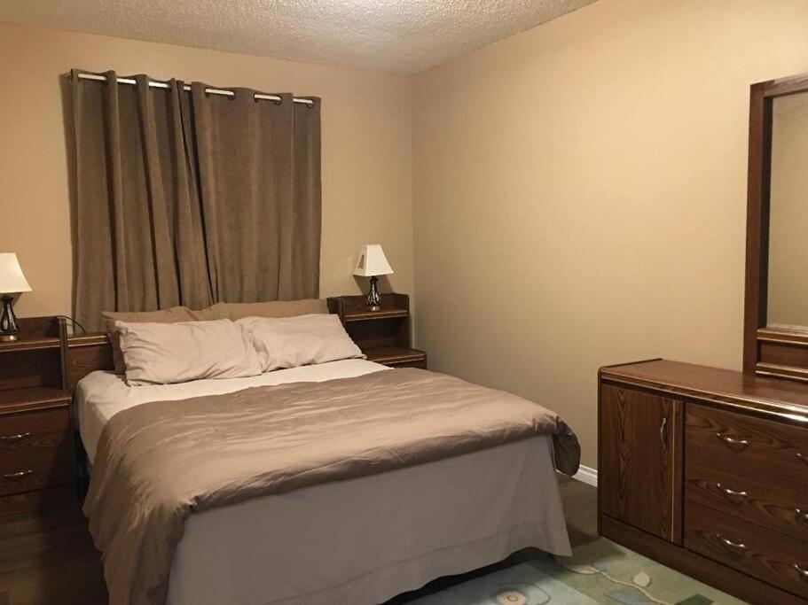 Renovated 4 Bedrooms 20 Sleeps Shopping Mall * Edmonton