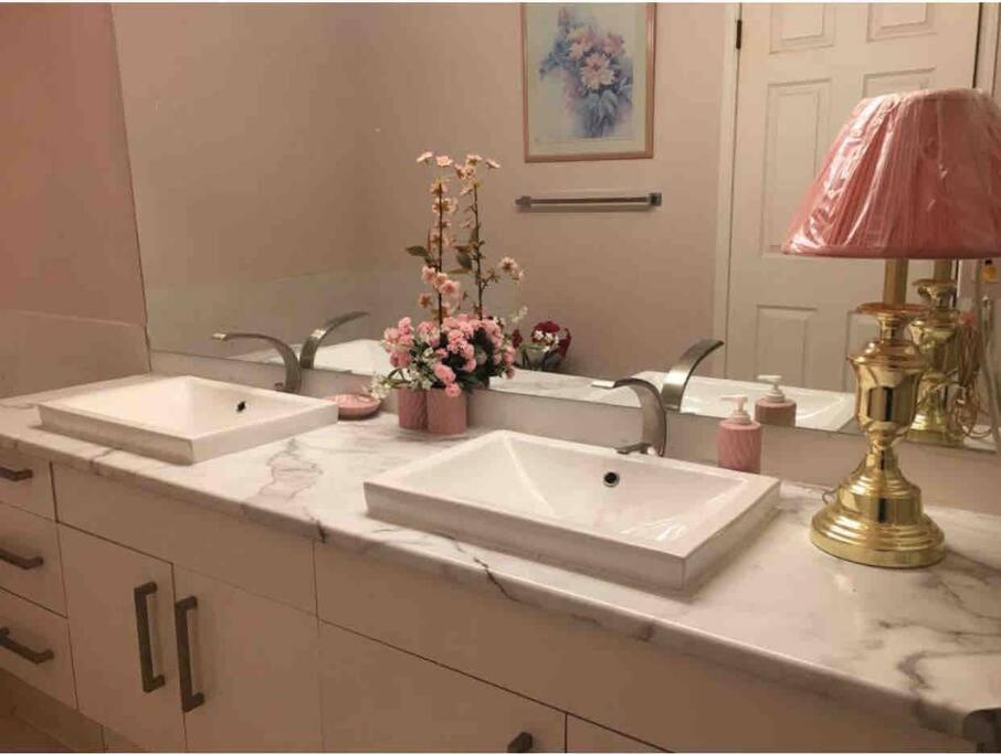 Renovated 4 Bedrooms 20 Sleeps Shopping Mall Holiday home