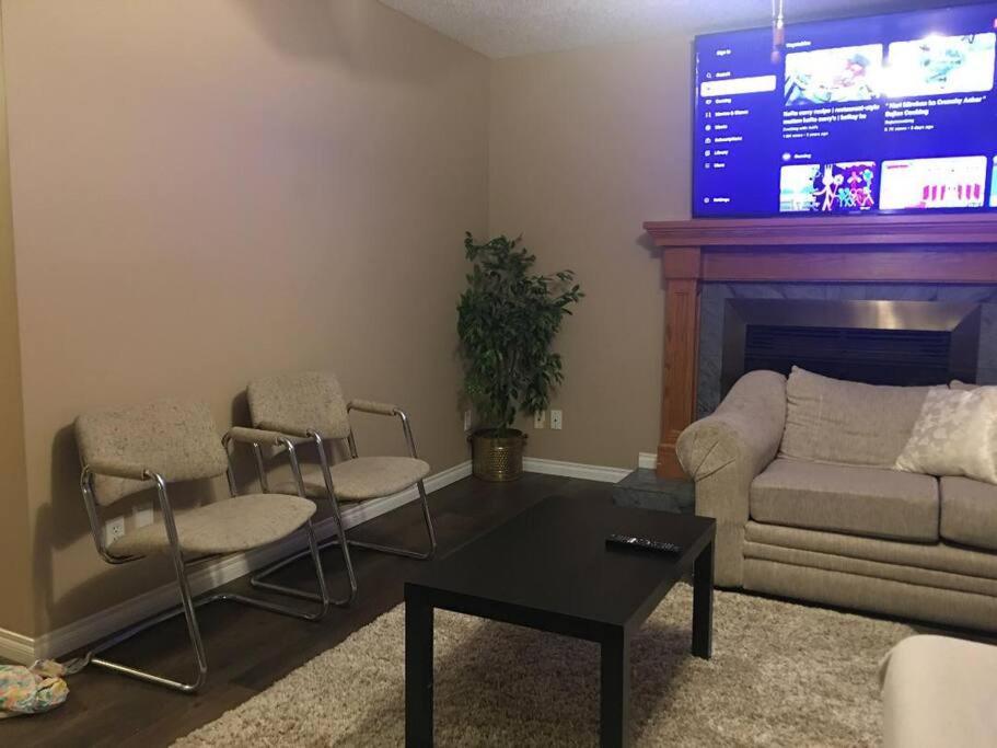 Renovated 4 Bedrooms 20 Sleeps Shopping Mall Holiday home Edmonton