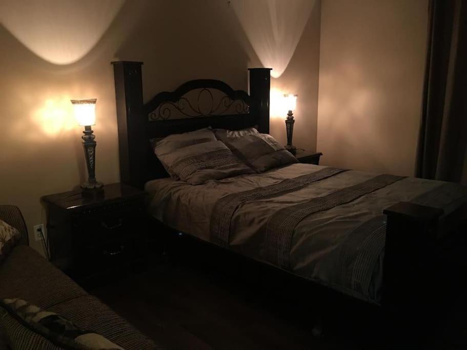 Renovated 4 Bedrooms 20 Sleeps Shopping Mall Holiday home Edmonton