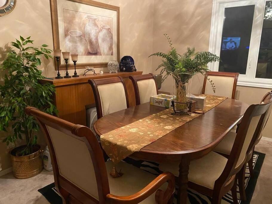 Renovated 4 Bedrooms 20 Sleeps Shopping Mall Holiday home