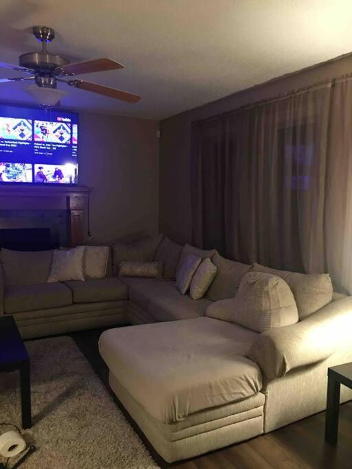Renovated 4 Bedrooms 20 Sleeps Shopping Mall *