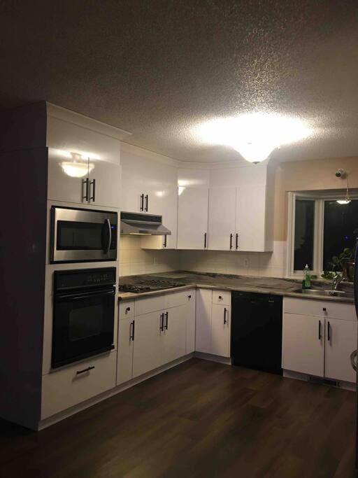 Renovated 4 Bedrooms 20 Sleeps Shopping Mall Holiday home Edmonton