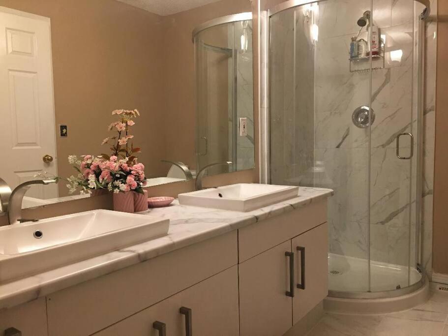 Holiday home Renovated 4 Bedrooms 20 Sleeps Shopping Mall Edmonton