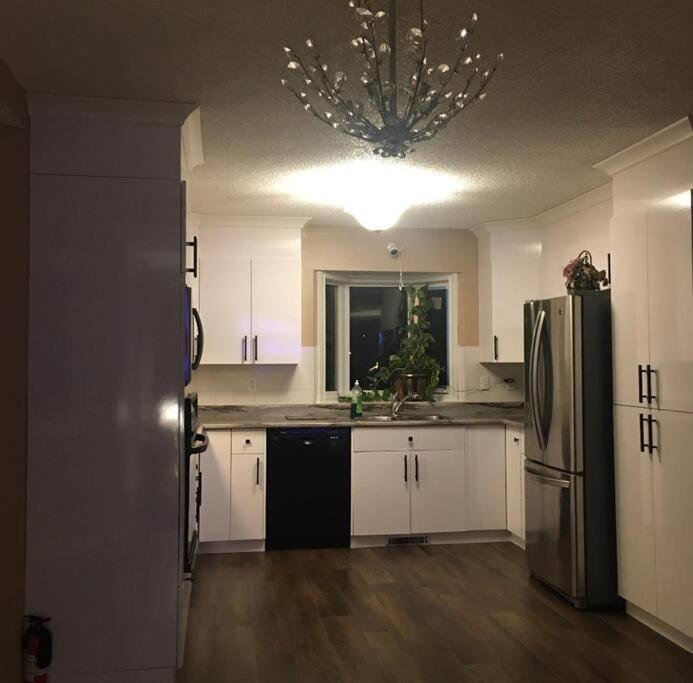 Holiday home Renovated 4 Bedrooms 20 Sleeps Shopping Mall *