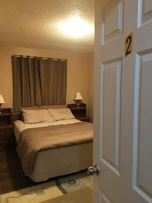 Renovated 4 Bedrooms 20 Sleeps Shopping Mall Edmonton