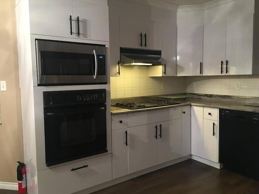 Renovated 4 Bedrooms 20 Sleeps Shopping Mall Holiday home