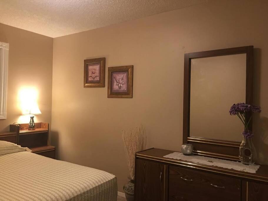 Holiday home Renovated 4 Bedrooms 20 Sleeps Shopping Mall Edmonton