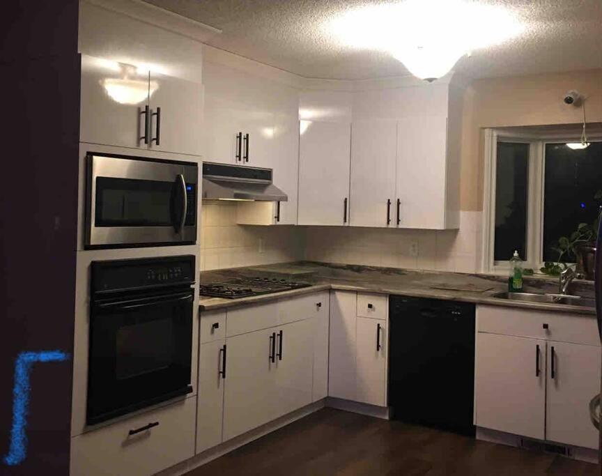 Renovated 4 Bedrooms 20 Sleeps Shopping Mall * Edmonton