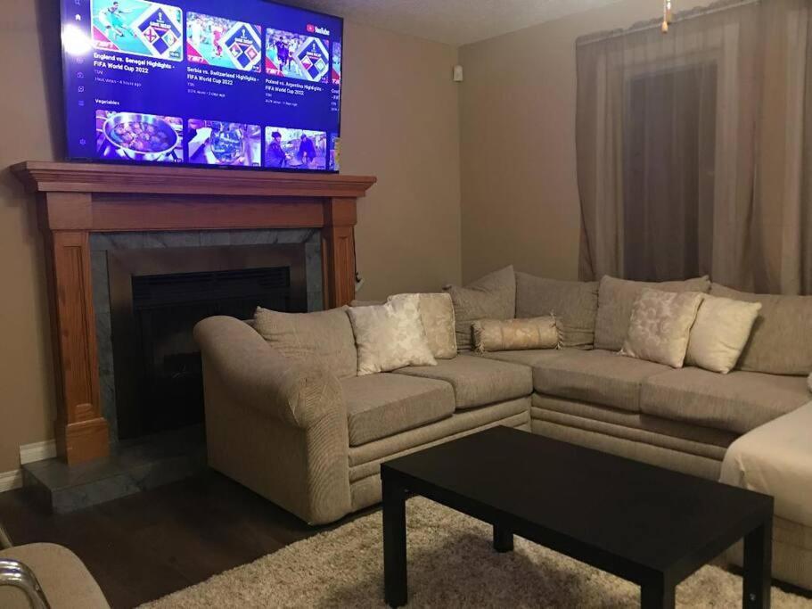 Renovated 4 Bedrooms 20 Sleeps Shopping Mall Holiday home Edmonton