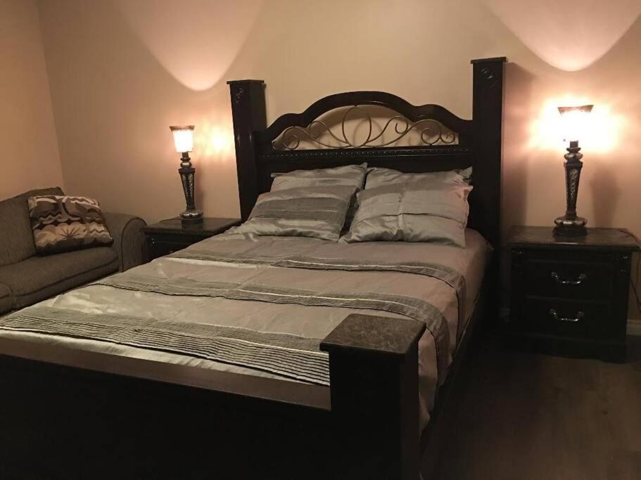 Renovated 4 Bedrooms 20 Sleeps Shopping Mall Holiday home Edmonton