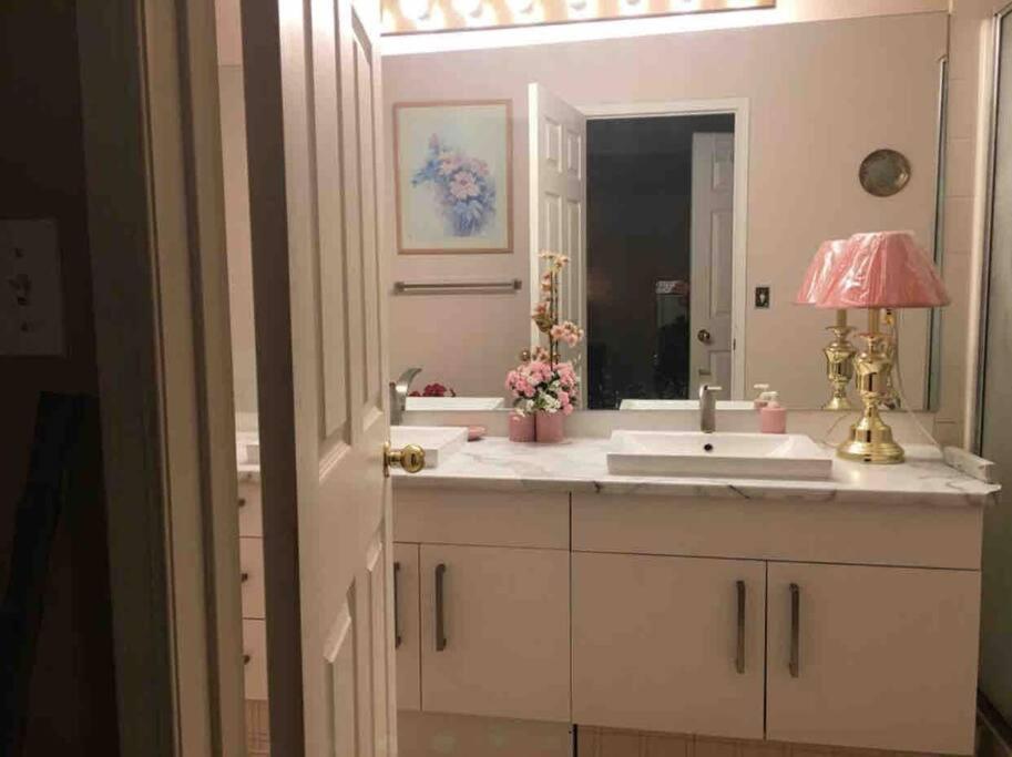 Renovated 4 Bedrooms 20 Sleeps Shopping Mall Holiday home Edmonton