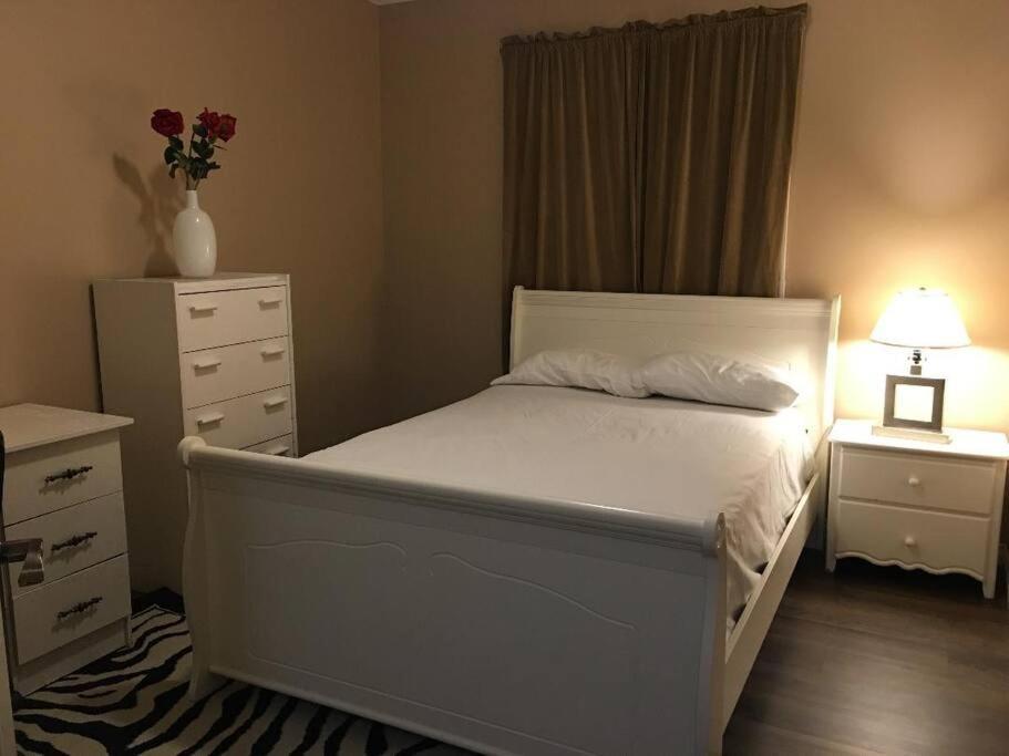 Holiday home Renovated 4 Bedrooms 20 Sleeps Shopping Mall Edmonton