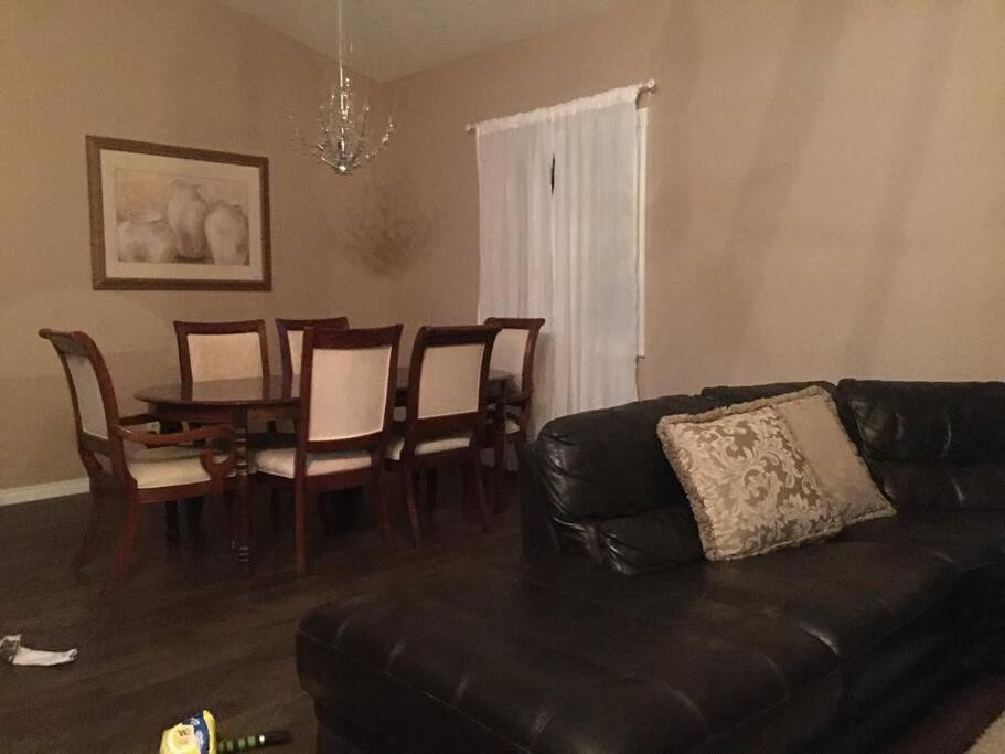 Renovated 4 Bedrooms 20 Sleeps Shopping Mall * Edmonton