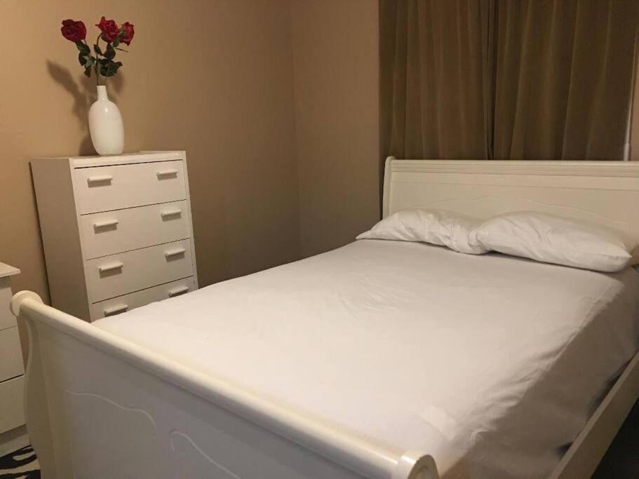 Renovated 4 Bedrooms 20 Sleeps Shopping Mall Holiday home *