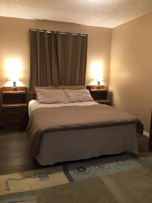 Renovated 4 Bedrooms 20 Sleeps Shopping Mall Edmonton
