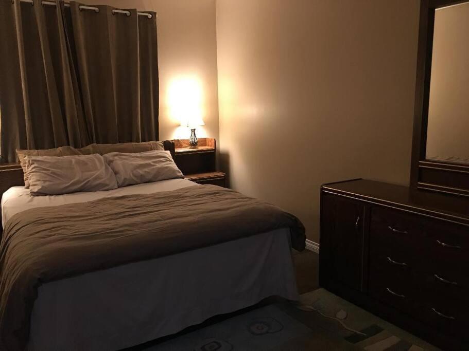 Renovated 4 Bedrooms 20 Sleeps Shopping Mall Holiday home *